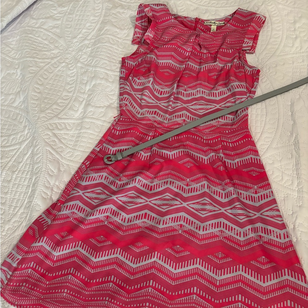 Very soft/silky summer dress. Comes with a grey belt